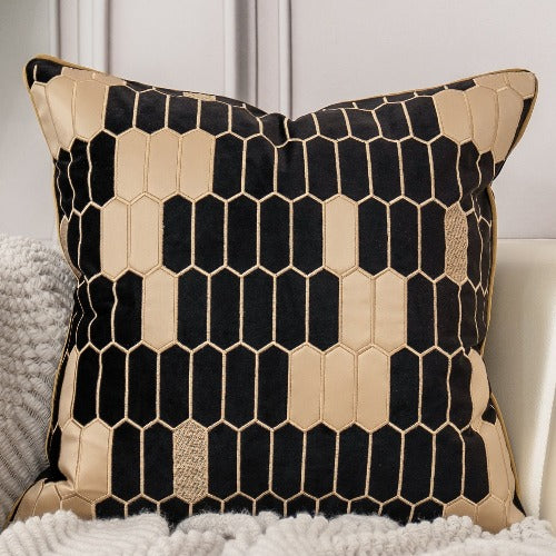 Ziver - De luxe kussenhoezen 'Royalty' voegen het gevoel van elegante luxe toe aan jouw slaapkamer of woonkamer. Deze koninklijke sierkussens zijn een perfecte toevoeging aan ieder interieur. Met hun prachtige kleur en stijlvolle gouden versieringen voel jij je een echte royalty! ✓Gratis verzending ✓ Achteraf betalen