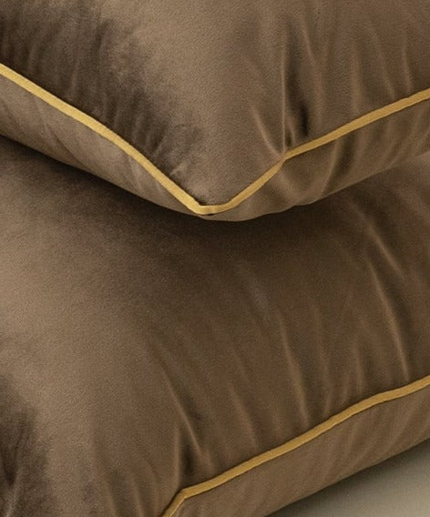 Ziver - De luxe kussenhoezen 'Royalty' voegen het gevoel van elegante luxe toe aan jouw slaapkamer of woonkamer. Deze koninklijke sierkussens zijn een perfecte toevoeging aan ieder interieur. Met hun prachtige kleur en stijlvolle gouden bies voel jij je een echte royalty! ✓Gratis verzending ✓ Achteraf betalen