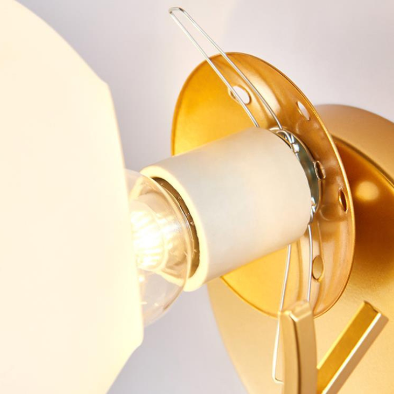 Ziver - Deze unieke lamp is voorzien van een glazen bol met een goud of zwart kleurig metalen basis en is verkrijgbaar in twee verschillende kleuren glas. De lamp verspreidt een warme gloed en is en daardoor een echte eyecatcher! ✓Gratis verzending ✓Achteraf betalen