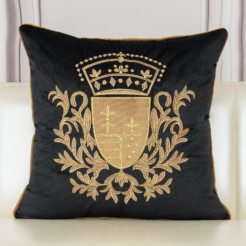 Ziver - De luxe kussenhoezen 'Royalty' voegen het gevoel van elegante luxe toe aan jouw slaapkamer of woonkamer. Deze koninklijke sierkussens zijn een perfecte toevoeging aan ieder interieur. Met hun prachtige kleur en stijlvolle gouden versieringen voel jij je een echte royalty! ✓Gratis verzending ✓ Achteraf betalen