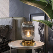 Ziver - Deze glazen tafellamp in leuke vintage stijl is perfect voor elke ruimte. De lamp is gemaakt van helder glas met een klassieke, vintage stijl. De glazen kap zorgt voor een mooie diffusie van licht, waardoor de lichtstroom zacht en aangenaam is. ✓Gratis verzending ✓Achteraf betalen