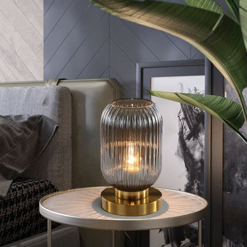 Ziver - Deze glazen tafellamp in leuke vintage stijl is perfect voor elke ruimte. De lamp is gemaakt van helder glas met een klassieke, vintage stijl. De glazen kap zorgt voor een mooie diffusie van licht, waardoor de lichtstroom zacht en aangenaam is. ✓Gratis verzending ✓Achteraf betalen