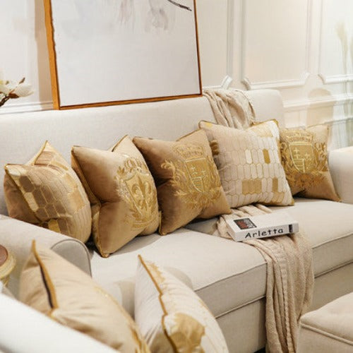 Ziver - De luxe kussenhoezen 'Royalty' voegen het gevoel van elegante luxe toe aan jouw slaapkamer of woonkamer. Deze koninklijke sierkussens zijn een perfecte toevoeging aan ieder interieur. Met hun prachtige kleur en stijlvolle gouden versieringen voel jij je een echte royalty! ✓Gratis verzending ✓ Achteraf betalen
