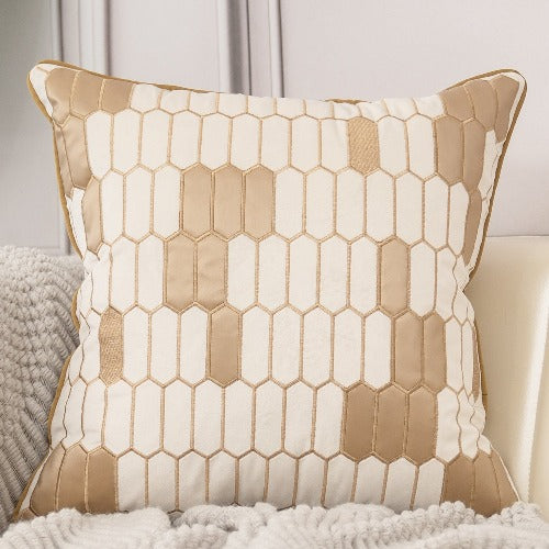 Ziver - De luxe kussenhoezen 'Royalty' voegen het gevoel van elegante luxe toe aan jouw slaapkamer of woonkamer. Deze koninklijke sierkussens zijn een perfecte toevoeging aan ieder interieur. Met hun prachtige kleur en stijlvolle gouden versieringen voel jij je een echte royalty! ✓Gratis verzending ✓ Achteraf betalen
