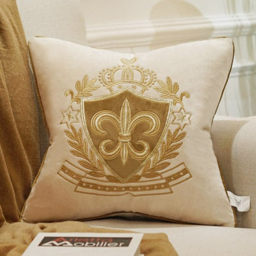 Ziver - De luxe kussenhoezen 'Royalty' voegen het gevoel van elegante luxe toe aan jouw slaapkamer of woonkamer. Deze koninklijke sierkussens zijn een perfecte toevoeging aan ieder interieur. Met hun prachtige kleur en stijlvolle gouden versieringen voel jij je een echte royalty! ✓Gratis verzending ✓ Achteraf betalen