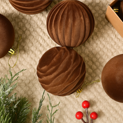 Fluwelen Kerstballen – Warm Bruin (12 stuks)