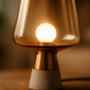 Glaslamp met betonnen voet