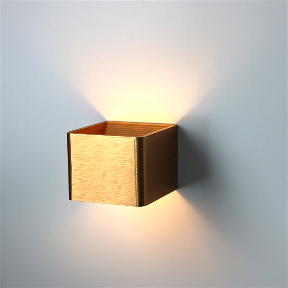 Ziver - Deze mooie cube wandlamp is met zijn kubus vorm een tijdloos ontwerp en geschikt voor elk interieur! De lichtbundels aan de boven- en onderkant zorgen voor een sfeervol effect. De lamp is gemaakt van aluminium en verkrijgbaar in de kleuren geborsteld goud, zilver en zwart. ✓Gratis verzending ✓Achteraf betalen