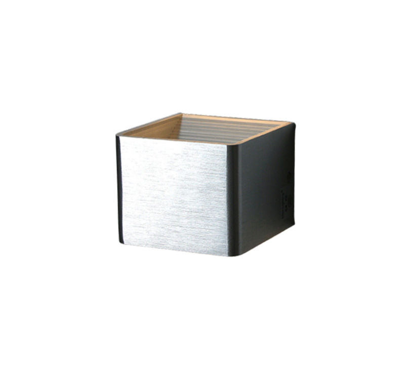 Ziver - Deze mooie cube wandlamp is met zijn kubus vorm een tijdloos ontwerp en geschikt voor elk interieur! De lichtbundels aan de boven- en onderkant zorgen voor een sfeervol effect. De lamp is gemaakt van aluminium en verkrijgbaar in de kleuren geborsteld goud, zilver en zwart. ✓Gratis verzending ✓Achteraf betalen
