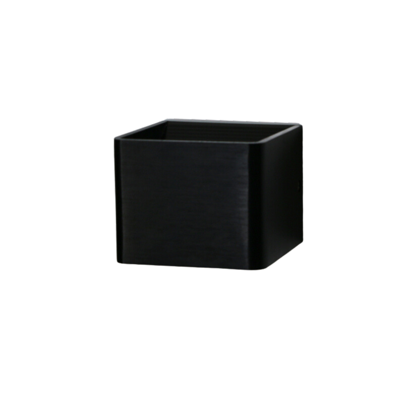 Ziver - Deze mooie cube wandlamp is met zijn kubus vorm een tijdloos ontwerp en geschikt voor elk interieur! De lichtbundels aan de boven- en onderkant zorgen voor een sfeervol effect. De lamp is gemaakt van aluminium en verkrijgbaar in de kleuren geborsteld goud, zilver en zwart. ✓Gratis verzending ✓Achteraf betalen