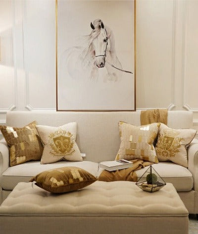 Ziver - De luxe kussenhoezen 'Royalty' voegen het gevoel van elegante luxe toe aan jouw slaapkamer of woonkamer. Deze koninklijke sierkussens zijn een perfecte toevoeging aan ieder interieur. Met hun prachtige kleur en stijlvolle gouden versieringen voel jij je een echte royalty! ✓Gratis verzending ✓ Achteraf betalen