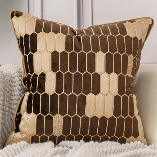 Ziver - De luxe kussenhoezen 'Royalty' voegen het gevoel van elegante luxe toe aan jouw slaapkamer of woonkamer. Deze koninklijke sierkussens zijn een perfecte toevoeging aan ieder interieur. Met hun prachtige kleur en stijlvolle gouden versieringen voel jij je een echte royalty! ✓Gratis verzending ✓ Achteraf betalen
